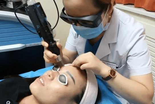 激光洗眉出血應(yīng)該怎么辦？激光洗眉的術(shù)前注意事項(xiàng)