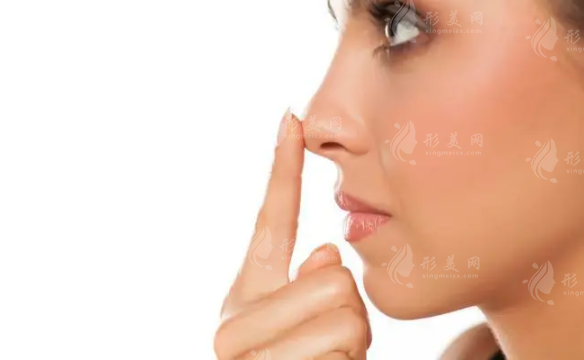 為什么有的人隆鼻后會假體透光？是否應(yīng)將假體取出？