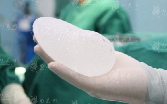 取出隆胸假體大約多少價格？會有風(fēng)險嗎？