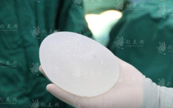 隆胸哺乳期漲奶怎么辦？會(huì)影響假體嗎？