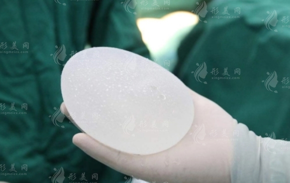 取出隆胸假體的步驟是什么？