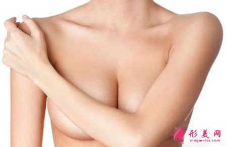 丁小邦做隆胸手術(shù)時可以同時乳頭內(nèi)陷嗎?