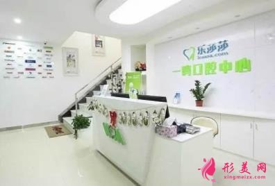 深圳口腔醫(yī)院哪家好些？四大知名機構(gòu)排行出爐_種植牙價格查詢